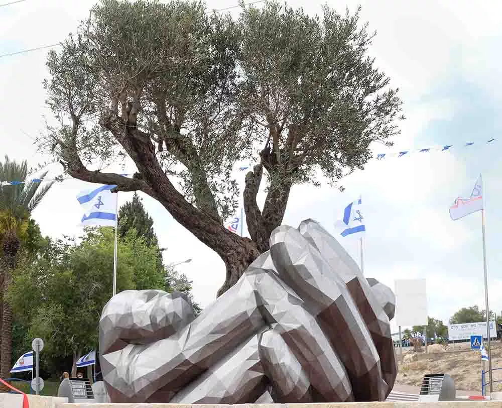פסל נירוסטה כפות ידיים מחזיקות עץ